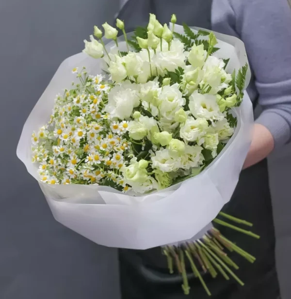 Букет "Клеотея" — Букет "Клеотея" — сборный букет из ромашек и эустомы, в котором оттенки и фактуры объединены в гармоничную…